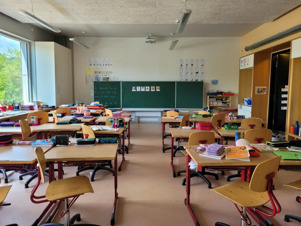 Ein Klassenzimmer mit vielen Tischen und Stühlen